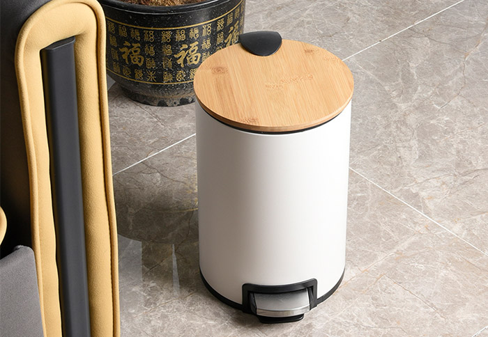 How does a trash can with a foot pedal work?